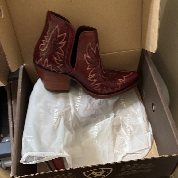 Brand New Ariat Women's Embroidered Ankle Booties - Burgundy - Picture 2 of 6